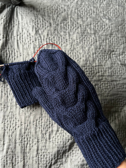 Cepure ar pīnēm un dūraiņi "Lede" Latviešu valodā