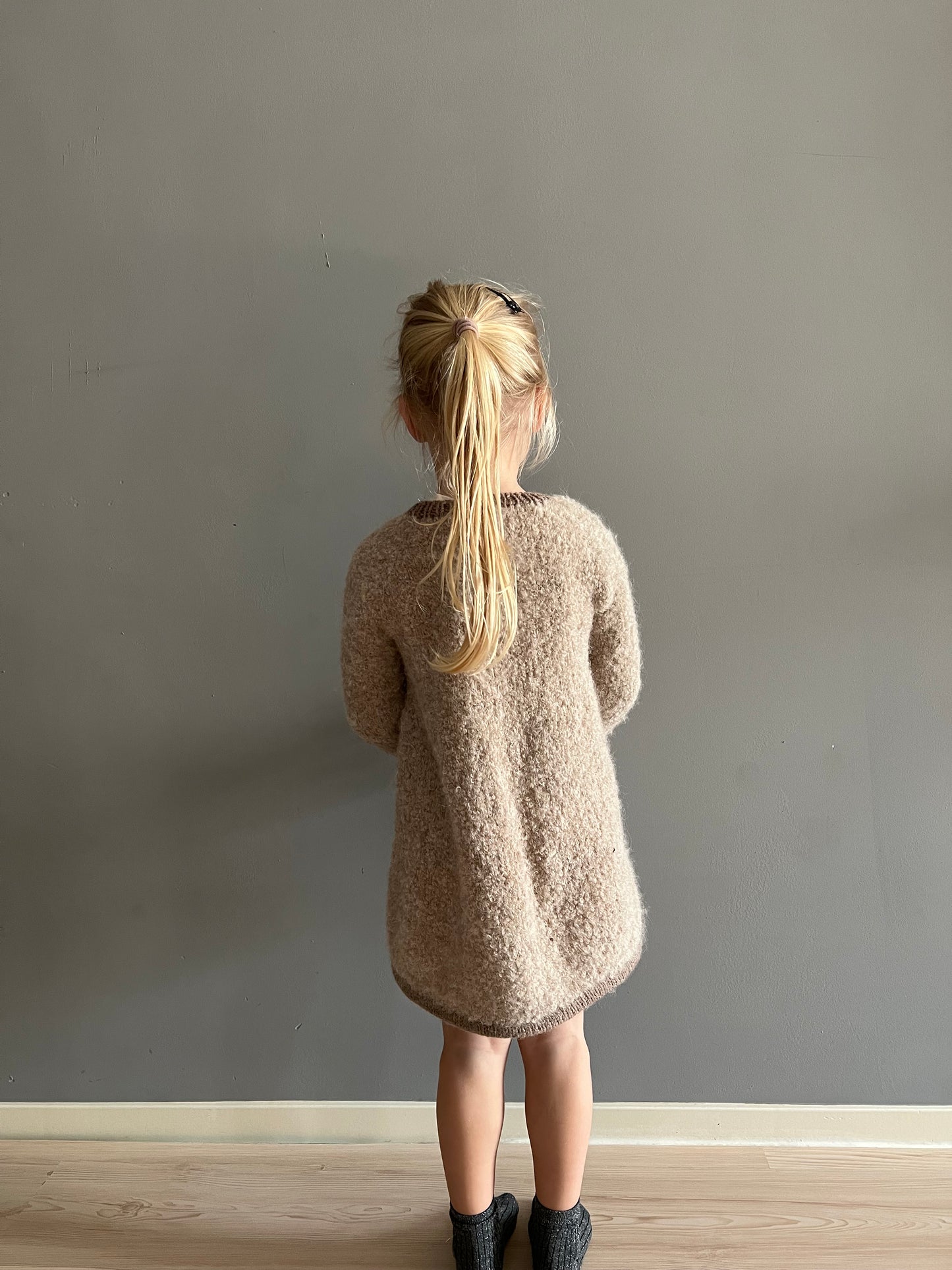 Bērnu kleita "Lācītis" Latviešu valodā